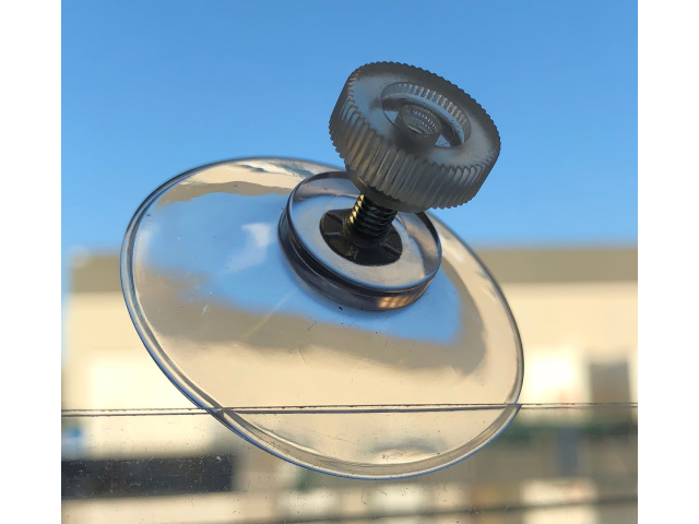 Transparent suction cups with screw fixing